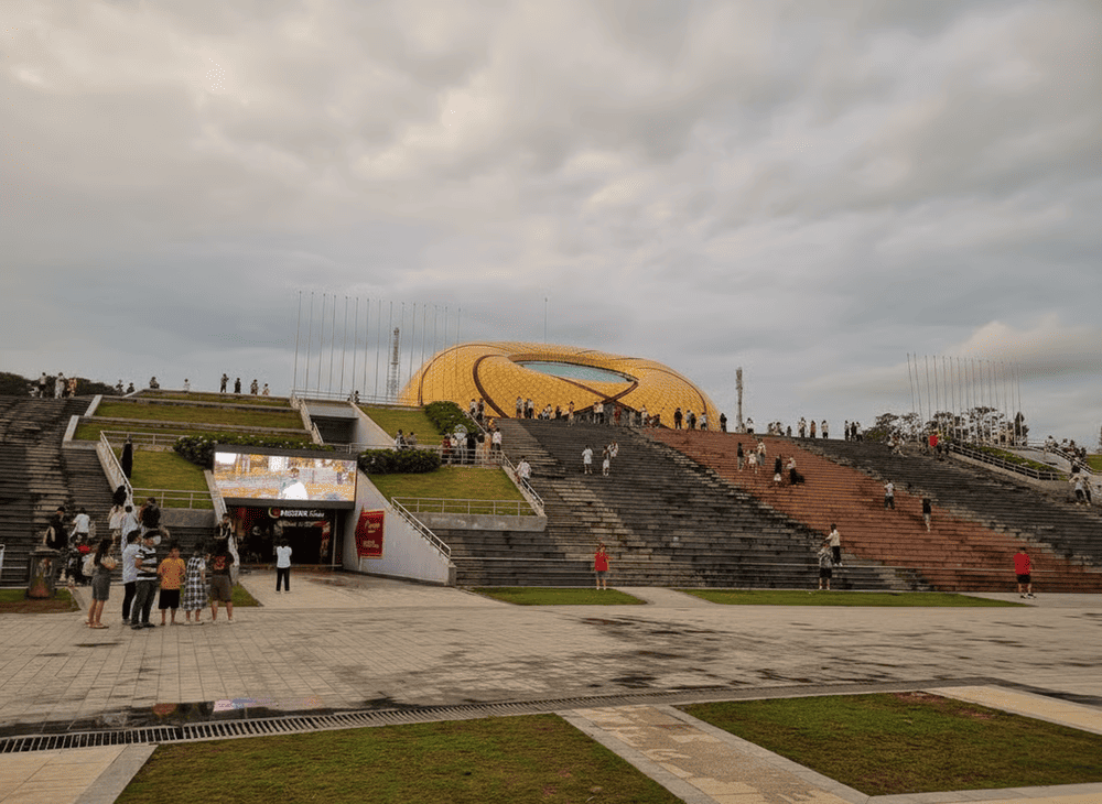 Quảng trường L&acirc;m Vi&ecirc;n nổi bật với c&ocirc;ng tr&igrave;nh nụ hoa atiso v&agrave; b&ocirc;ng hoa d&atilde; quỳ khổng lồ, l&agrave; biểu tượng hiện đại của Đ&agrave; Lạt